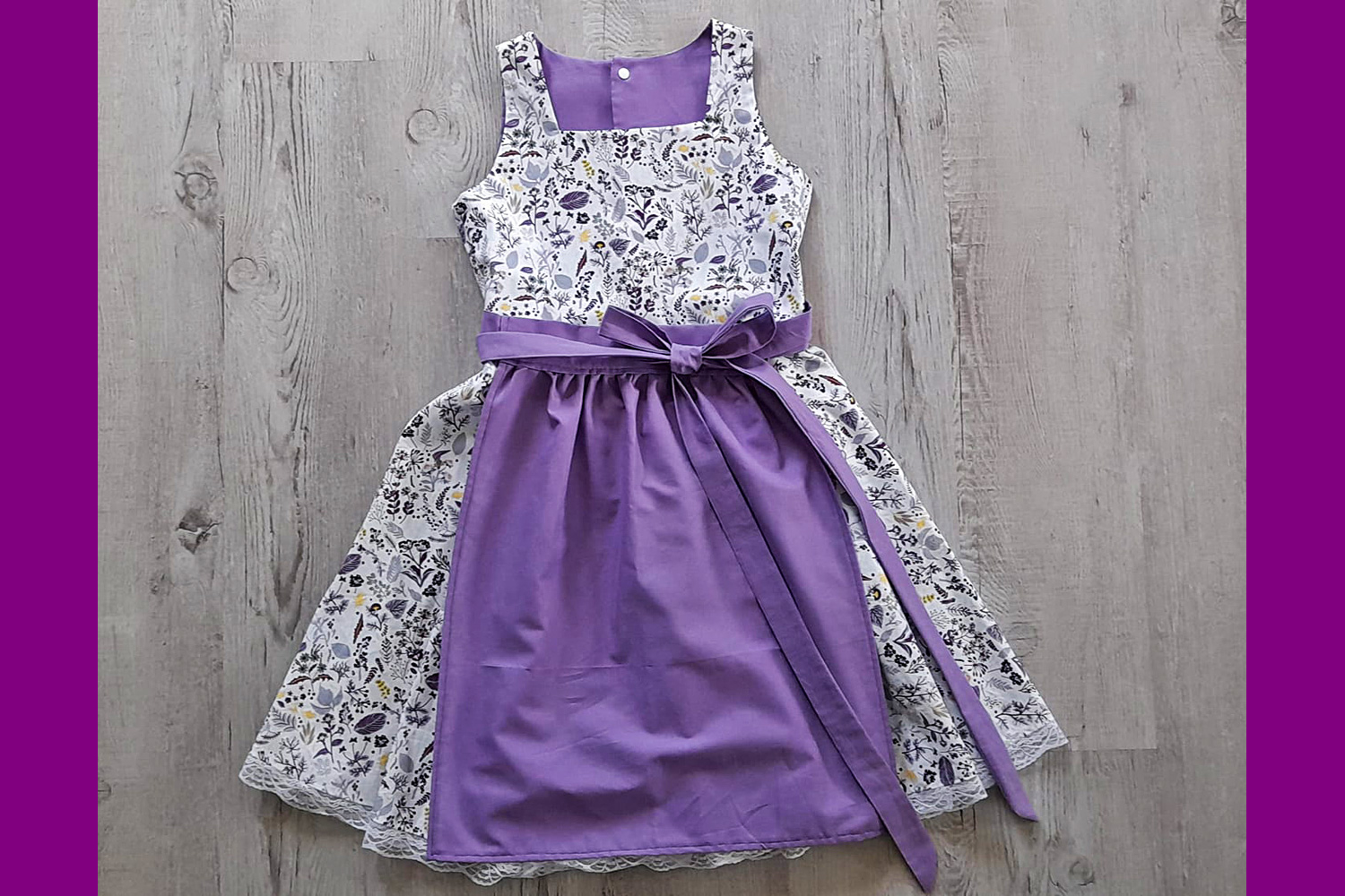 Adrotex Mädchen Dirndl - Florales Muster - auf Weiß mit einer fliederfarbenen Schürze und Tüll als Unterrock